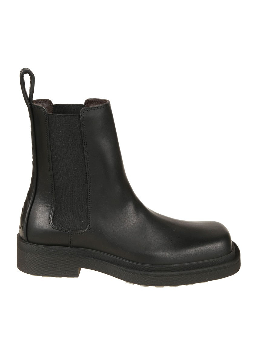 Bottega Veneta Minimalist Black Boots With Classic Silhouette
