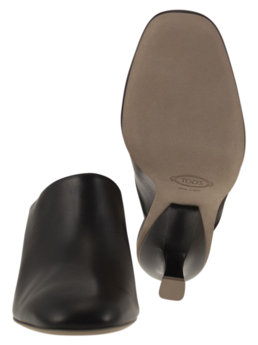 Tod's Refined Black Leather Sabot With Contrasting Details