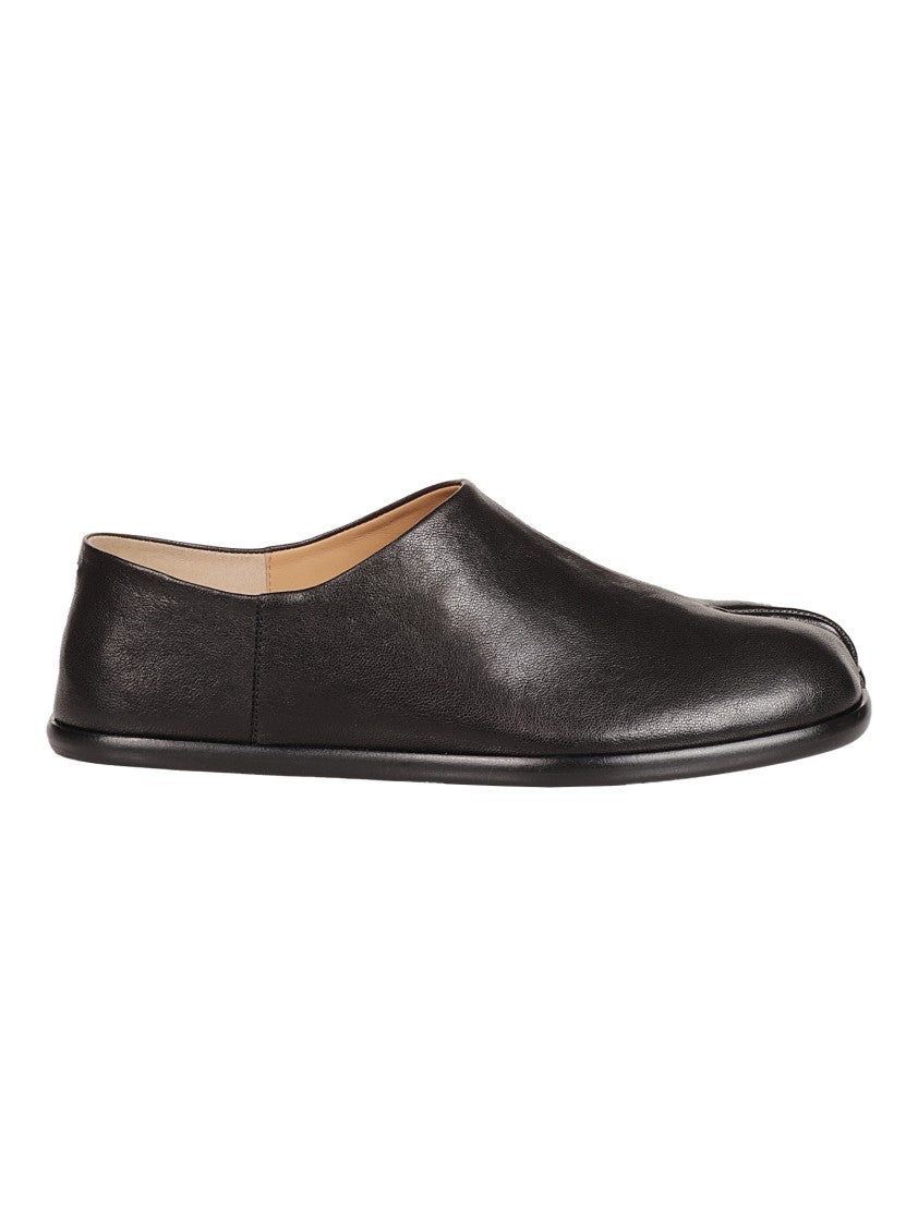 Maison Margiela Tabi Neri Bassi In Pelle Morbida, Calzatura Classica, Dettaglio Con Taglio Fra Le Dita, Scarpa Accollata.