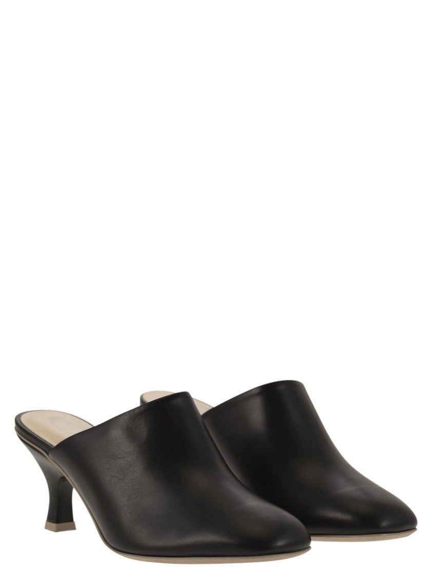 Tod's Refined Black Leather Sabot With Contrasting Details