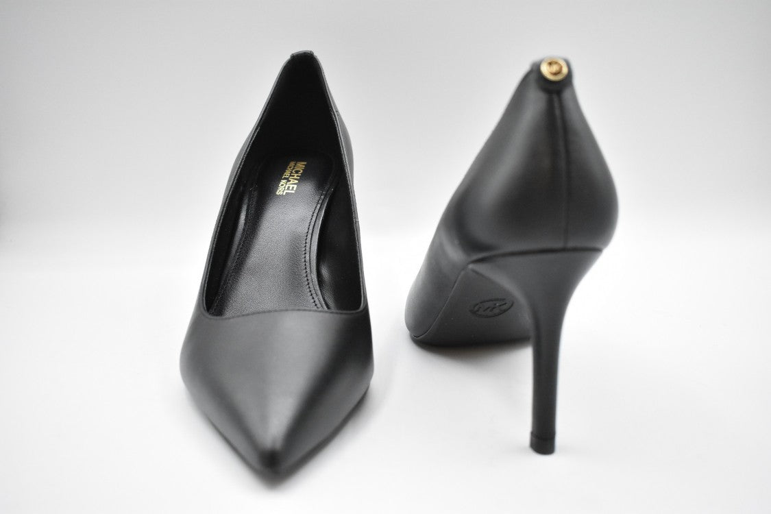 Michael Kors Lace-Up Flat Shoes With Elegant Design And Modern Appeal