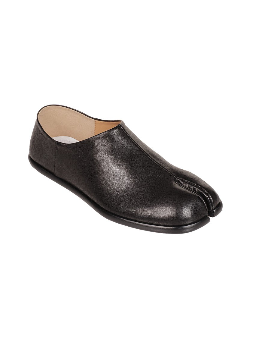 Maison Margiela Tabi Neri Bassi In Pelle Morbida, Calzatura Classica, Dettaglio Con Taglio Fra Le Dita, Scarpa Accollata.