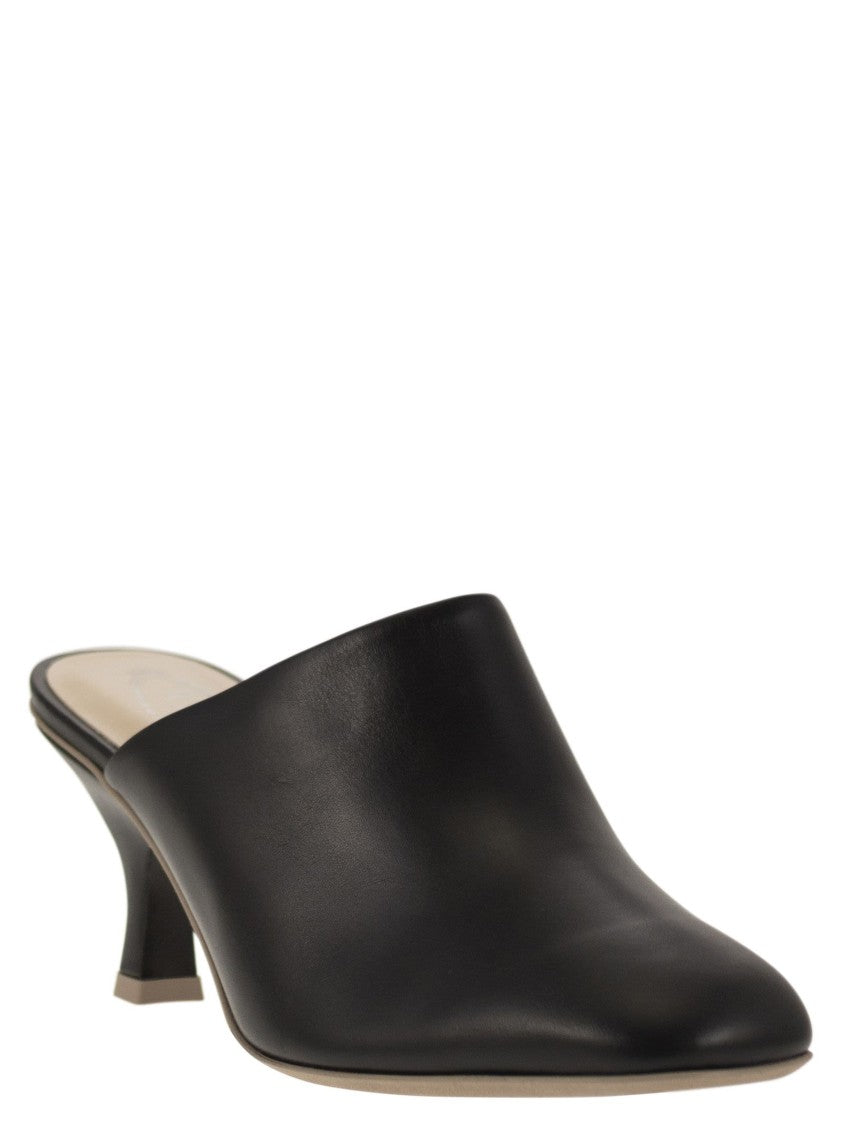 Tod's Refined Black Leather Sabot With Contrasting Details