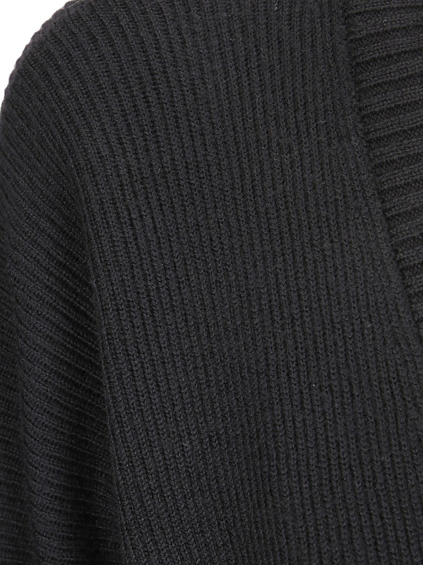 Archiviob Fitted V-Neck Sweater In Luxurious Merino Wool
