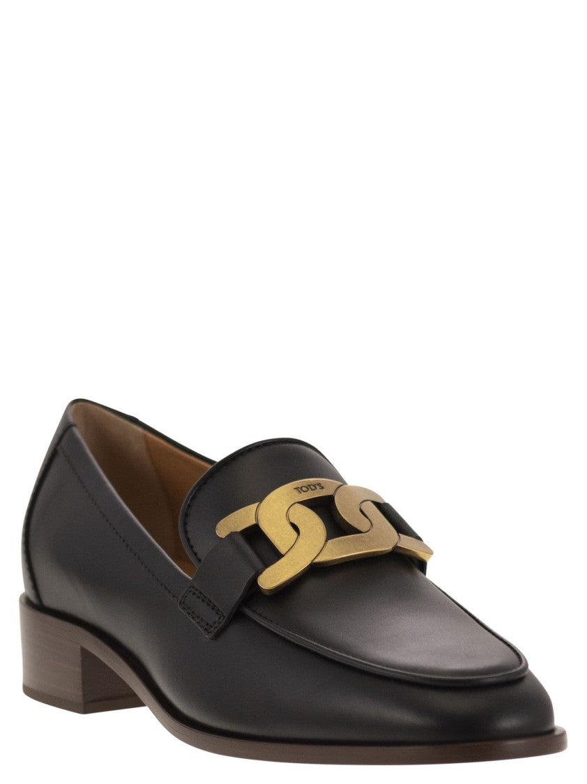 Tod's Black Leather Moccasin With Metal Chain Detail