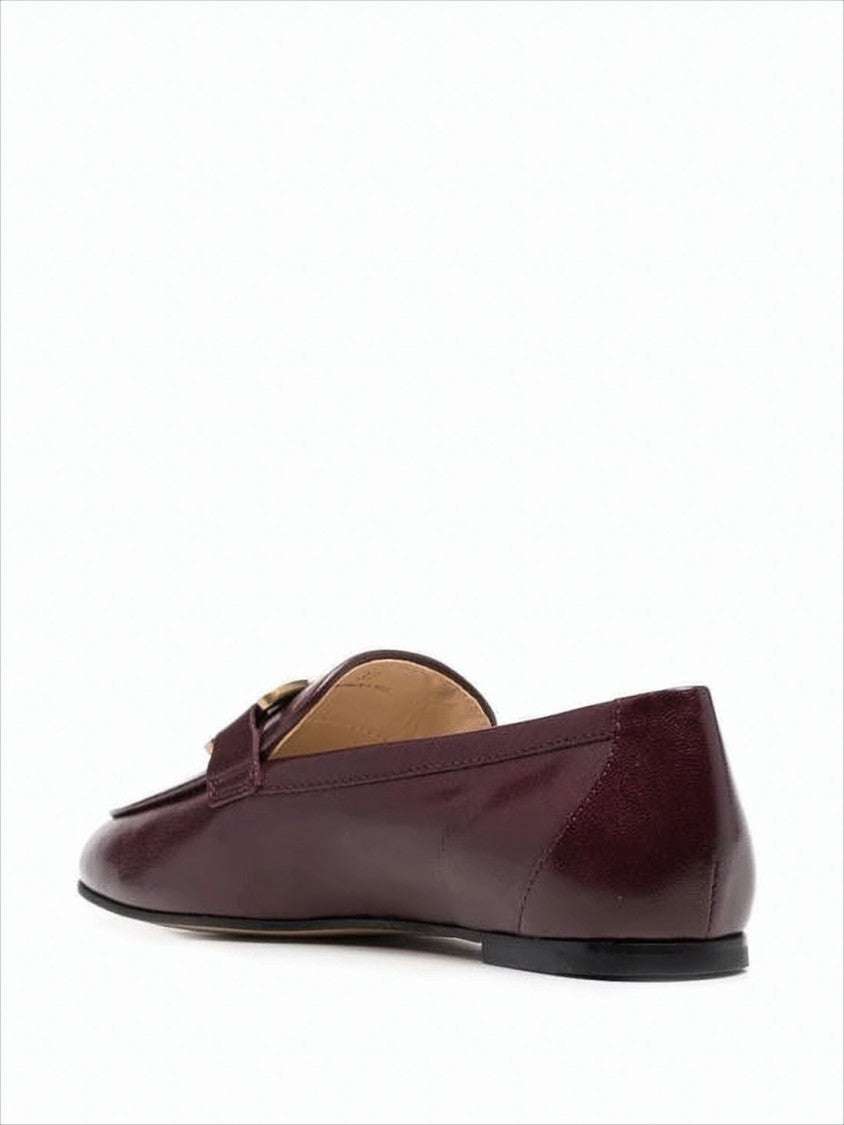 Tod's Pointed Toe Leather Loafers With Oversized Gold Chain