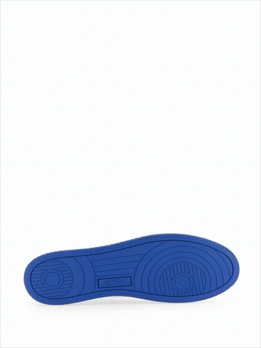 Autry Classic Low-Top Sneakers With Vibrant Blue Overlays