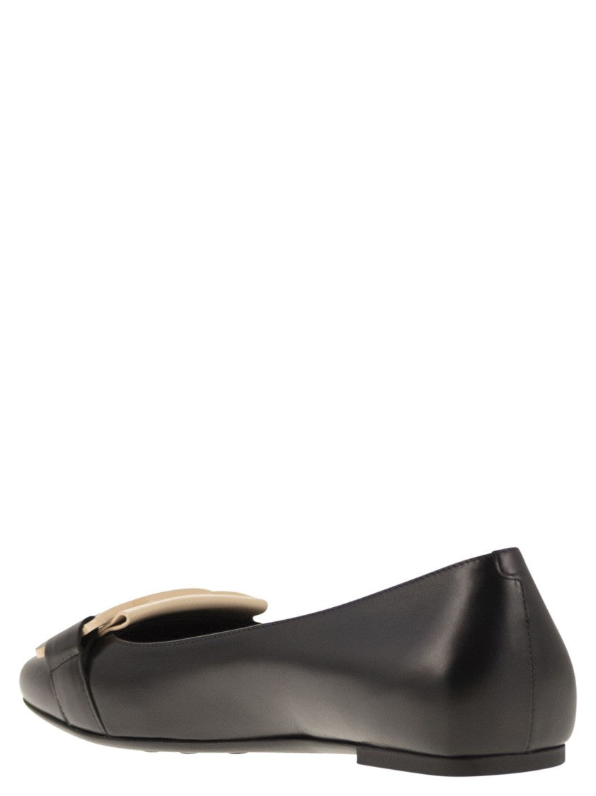 Tod's Leather Ballerina With Chain